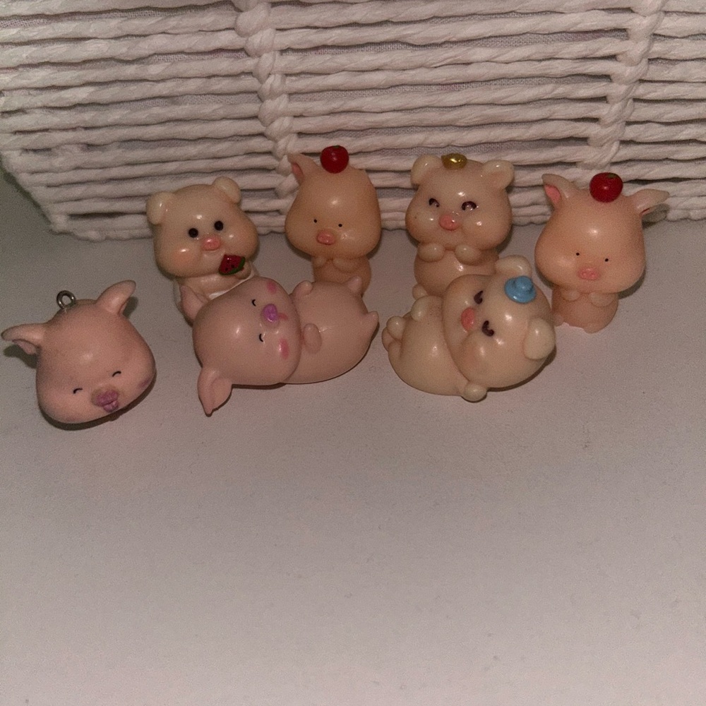 Cute Beige Mini Pig Figurine Set for Small Pets Accessories - Picture 2 of 2